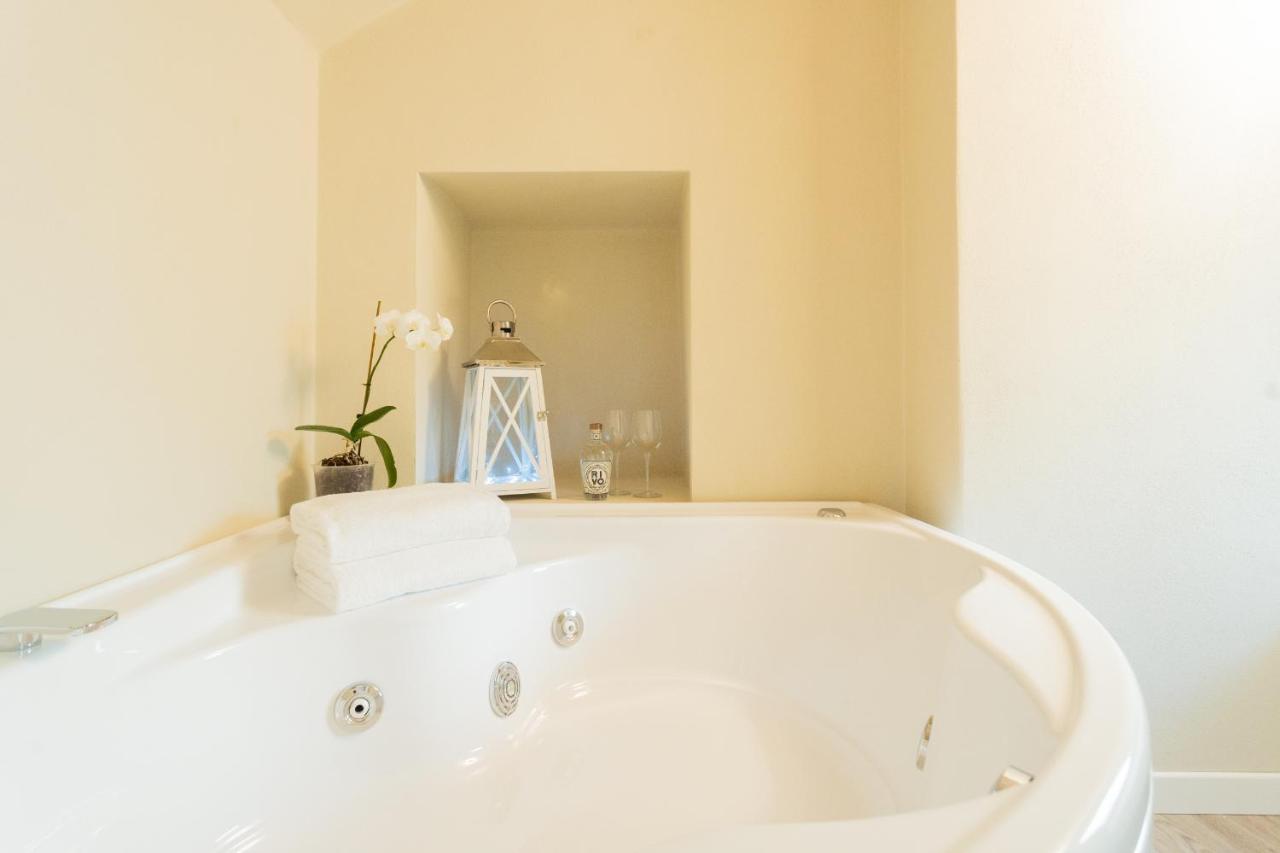 Romantic Escape City Centre With Jacuzzi & Parking By Rent All โกโม ภายนอก รูปภาพ
