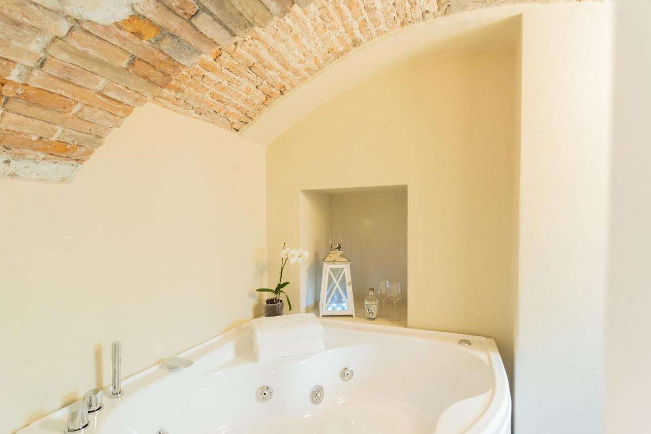 Romantic Escape City Centre With Jacuzzi & Parking By Rent All โกโม ภายนอก รูปภาพ