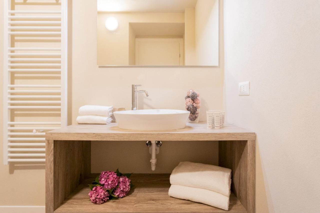 Romantic Escape City Centre With Jacuzzi & Parking By Rent All โกโม ภายนอก รูปภาพ